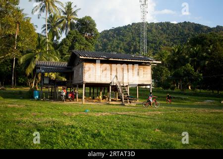 Koh Yao, Thaïlande ; 1 janvier 2023 : Maison traditionnelle en bois d'une île du sud de la Thaïlande. Banque D'Images