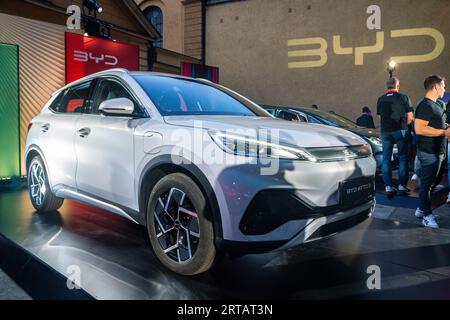 Véhicule électrique BYD Atto 3 exposé à l'extérieur de la soirée de la marque BYD, dans le cadre de l'événement IAA Mobility 2023 à Munich, en Allemagne. Banque D'Images