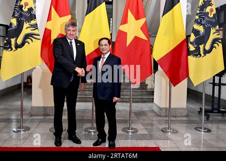 Hanoi, Vietnam. 12 septembre 2023. Le ministre flamand Jan jambon et le ministre vietnamien des Affaires étrangères Bui Thanh son photographiés lors d'une mission commerciale du gouvernement flamand au Vietnam, mardi 12 septembre 2023. BELGA PHOTO DIRK WAEM crédit : Belga News Agency/Alamy Live News Banque D'Images