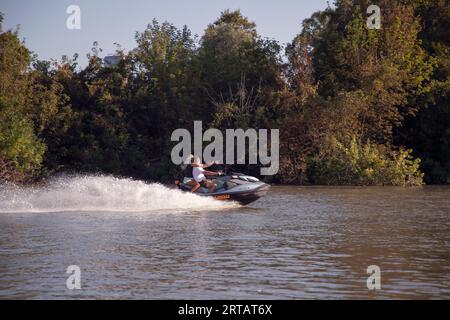 Belgrade, Serbie, 06 septembre 2023 : un jeune couple profite d'une balade en scooter aquatique le long du Danube Banque D'Images