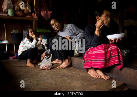 Chiang Rai, Thaïlande ; 1 janvier 2023 : une famille d'une tribu indigène des hautes terres du district de Chiang Rai mange à la maison. Banque D'Images