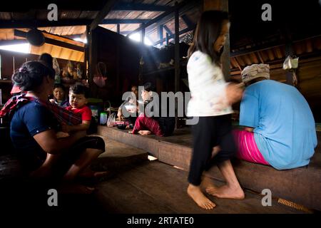 Chiang Rai, Thaïlande ; 1 janvier 2023 : une famille d'une tribu indigène des hautes terres du district de Chiang Rai mange à la maison. Banque D'Images