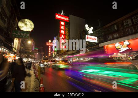 Bangkok, Thaïlande ; 1 janvier 2023 : Thanon Yaowarat Road la nuit dans le Chinatown de Bangkok. Banque D'Images