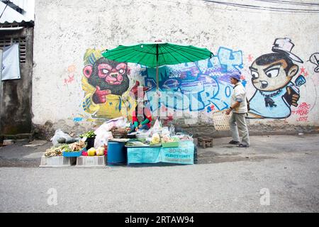 Chiang Mai, Thaïlande ; 1 janvier 2023 : stalle de nourriture dans une rue de Chiang Mai avec des graffitis sur le mur. Banque D'Images