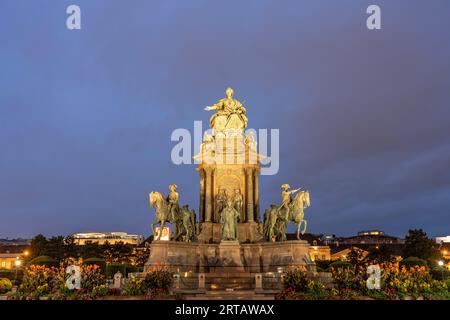 Le monument Maria Theresa sur Maria-Theresien-Platz au crépuscule, Vienne, Autriche, Europe Banque D'Images