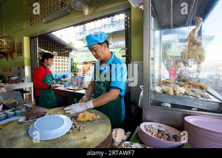 Chiang Mai, Thaïlande ; 1 janvier 2023 : Stall de nourriture de rue dans les rues de Chiang Mai. Banque D'Images