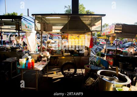 Chiang Mai, Thaïlande ; 1 janvier 2023 : Stall de nourriture de rue dans les rues de Chiang Mai. Banque D'Images