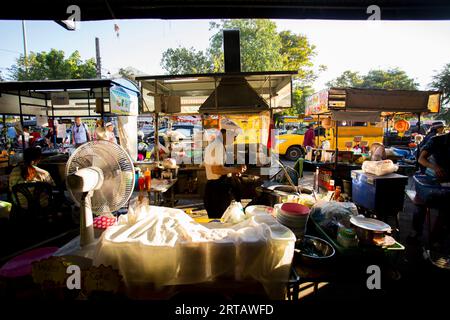 Chiang Mai, Thaïlande ; 1 janvier 2023 : Stall de nourriture de rue dans les rues de Chiang Mai. Banque D'Images