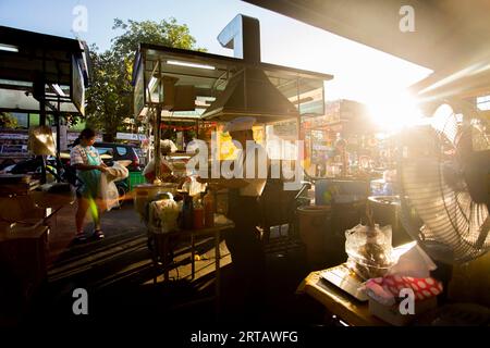 Chiang Mai, Thaïlande ; 1 janvier 2023 : Stall de nourriture de rue dans les rues de Chiang Mai. Banque D'Images