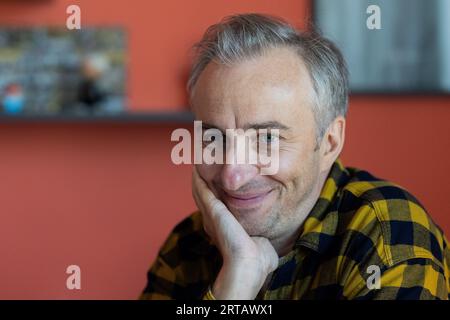 Cologne, Allemagne. 11 septembre 2023. Jan Böhmermann, présentateur et journaliste, s’exprime lors d’un entretien avec dpa dans son bureau au Studio Ehrenfeld. Crédit : Rolf Vennenbernd/dpa/Alamy Live News Banque D'Images