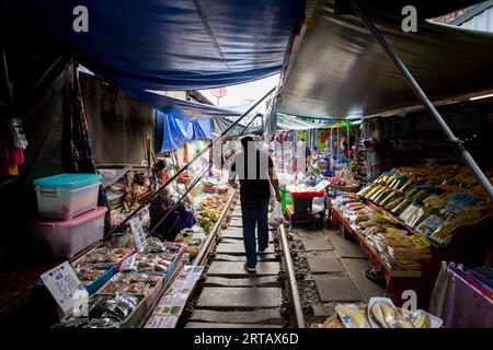 Bangkok, Thaïlande ; 1 janvier 2023 : ambiance et vendeurs au marché ferroviaire Maeklong à Bangkok. Banque D'Images