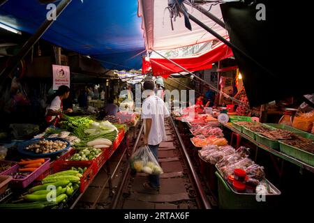 Bangkok, Thaïlande ; 1 janvier 2023 : ambiance et vendeurs au marché ferroviaire Maeklong à Bangkok. Banque D'Images