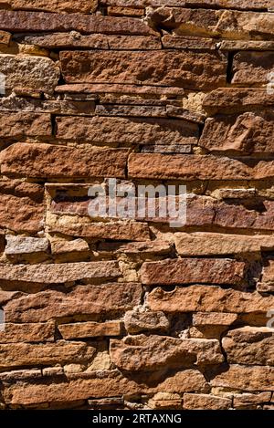 Un mur de pierre à Hungo Pavi, une grande maison ancestrale Puebloan et un site archéologique dans le canyon du Chaco, Nouveau Mexique, États-Unis. Banque D'Images