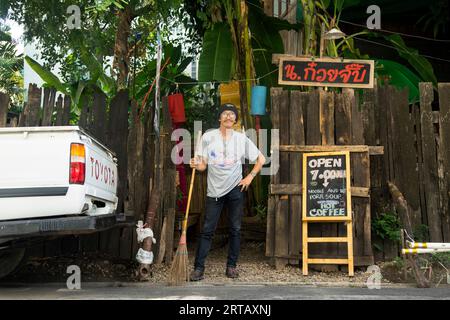 Chiang Mai, Thaïlande ; 1 janvier 2023 : Chef thaïlandais dans son humble restaurant à Chiang Mai. Banque D'Images