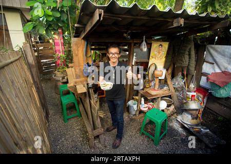 Chiang Mai, Thaïlande ; 1 janvier 2023 : Chef thaïlandais dans son humble restaurant à Chiang Mai. Banque D'Images