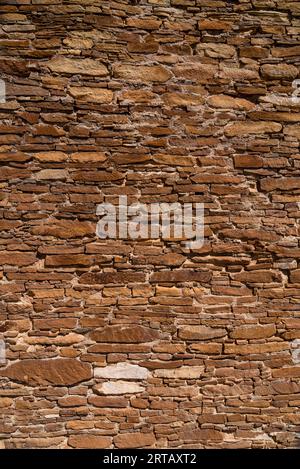 Un mur de pierre à Hungo Pavi, une grande maison ancestrale Puebloan et un site archéologique dans le canyon du Chaco, Nouveau Mexique, États-Unis. Banque D'Images