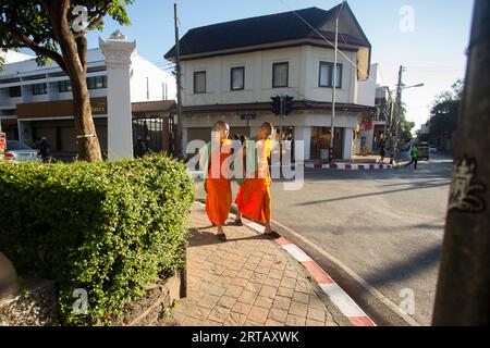 Chiang Mai, Thaïlande ; 1 janvier 2023 : deux jeunes moines bouddhistes marchent dans la rue. Banque D'Images
