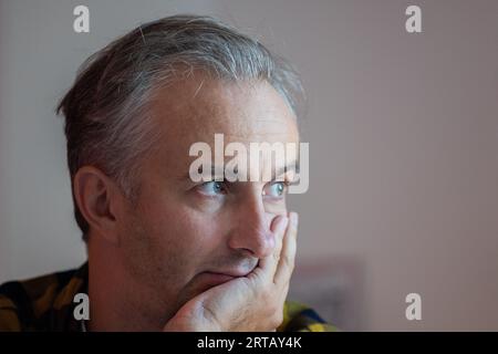 Cologne, Allemagne. 11 septembre 2023. Jan Böhmermann, présentateur et journaliste, s’exprime lors d’un entretien avec dpa dans son bureau au Studio Ehrenfeld. Crédit : Rolf Vennenbernd/dpa/Alamy Live News Banque D'Images