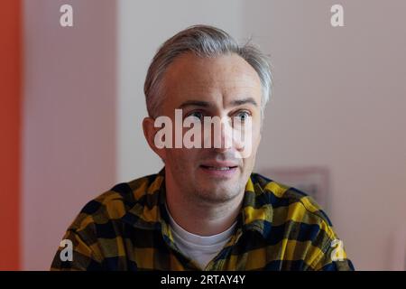 Cologne, Allemagne. 11 septembre 2023. Jan Böhmermann, présentateur et journaliste, s’exprime lors d’un entretien avec dpa dans son bureau au Studio Ehrenfeld. Crédit : Rolf Vennenbernd/dpa/Alamy Live News Banque D'Images