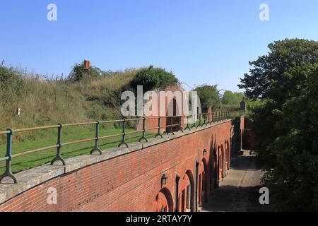 Fort Brockhurst, Gosport, Hampshire, Angleterre. 10 septembre 2023. Journée portes ouvertes du patrimoine de Gosport. Le fort a été construit entre 1858 et 1862. Le sentier sur le toit au-dessus des salles de caserne et des ablutions avec des magazines de dépenses. Banque D'Images