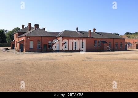 Fort Brockhurst, Gosport, Hampshire, Angleterre. 10 septembre 2023. Journée portes ouvertes du patrimoine de Gosport. Le fort a été construit entre 1858 et 1862. Vue latérale à travers le terrain de parade de l'Institut, un bâtiment à usage récréatif. Banque D'Images