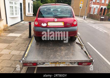 Une voiture Renault Clio Diesel de 2003 est emmenée par une entreprise de ferraille car elle n’est pas conforme à l’ULEZ (zone à ultra-faibles émissions) élargie introduite par le maire de Londres Sadiq Khan. La propriétaire, mère de trois enfants, reçoit des allocations familiales et devrait recevoir une compensation financière. (135) Banque D'Images