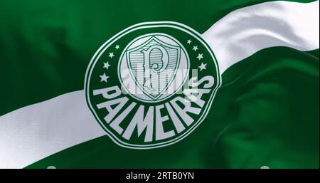 Gros plan du drapeau du club de football de Palmeiras agitant dans le vent par temps clair. Club sportif brésilien, jouant dans la Brasileirao Serie A. illustrative ed Banque D'Images