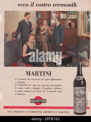 Martini Vermouth Publicité italienne 2 couples buvant Martini, Martini commercial Banque D'Images