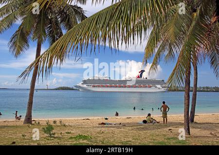 Bateau de croisière au départ du terminal de Nassau, vu de Junkanoo Beach, Nassau, New Providence Island, Bahamas Banque D'Images