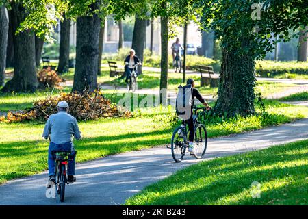 Landshut, Allemagne. 12 septembre 2023. Les cyclistes parcourent le parc de la ville par temps ensoleillé. Crédit : Armin Weigel/dpa/Alamy Live News Banque D'Images
