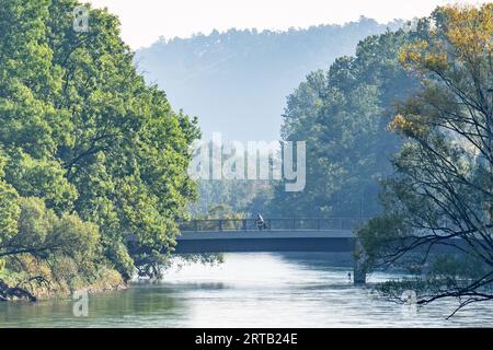 Landshut, Allemagne. 12 septembre 2023. Un cycliste monte sur un pont sur la rivière Isar. Crédit : Armin Weigel/dpa/Alamy Live News Banque D'Images