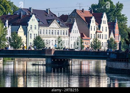 Landshut, Allemagne. 12 septembre 2023. Les piétons marchent sur un pont sur la rivière Isar par temps ensoleillé dans le centre-ville. Crédit : Armin Weigel/dpa/Alamy Live News Banque D'Images