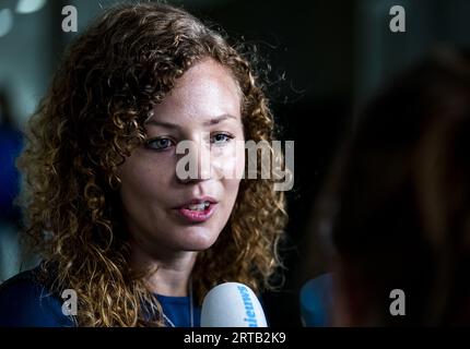 LA HAYE - la députée Christine Teunissen s'adresse à la presse avant une réunion de faction du PvdD. Près de 200 politiciens locaux du PvdD veulent que le conseil du parti parte. ANP REMKO DE WAAL netherlands Out - belgique Out Banque D'Images