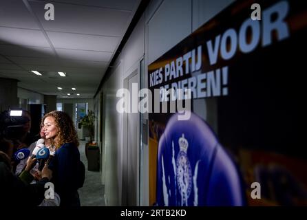 LA HAYE - la députée Christine Teunissen s'adresse à la presse avant une réunion de faction du PvdD. Près de 200 politiciens locaux du PvdD veulent que le conseil du parti parte. ANP REMKO DE WAAL netherlands Out - belgique Out Banque D'Images