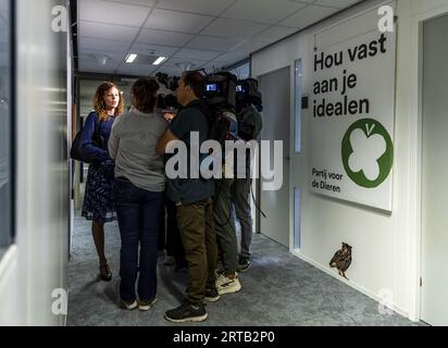 LA HAYE - la députée Christine Teunissen s'adresse à la presse avant une réunion de faction du PvdD. Près de 200 politiciens locaux du PvdD veulent que le conseil du parti parte. ANP REMKO DE WAAL netherlands Out - belgique Out Banque D'Images