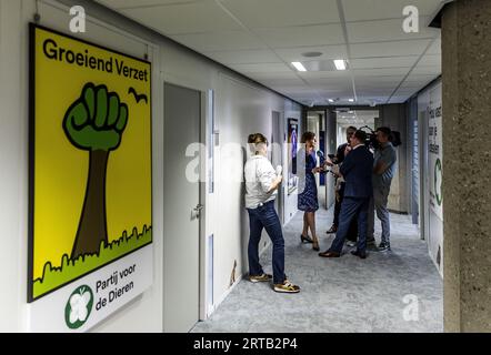 LA HAYE - la députée Christine Teunissen s'adresse à la presse avant une réunion de faction du PvdD. Près de 200 politiciens locaux du PvdD veulent que le conseil du parti parte. ANP REMKO DE WAAL netherlands Out - belgique Out Banque D'Images
