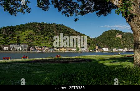 Ambiance du soir sur la promenade du Rhin à St. Goar avec vue sur St. Goarshausen, Vallée du Rhin moyen supérieur, Rhénanie-Palatinat, Allemagne Banque D'Images