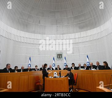 Jérusalem, Israël. 12 septembre 2023. La présidente de la Cour suprême Esther Hayut et les quinze juges se réunissent pour entendre les requêtes contre la norme de raisonnabilité à la haute Cour de Jérusalem, le mardi 12 septembre 2023. Photo de Debbie Hill/ crédit : UPI/Alamy Live News Banque D'Images