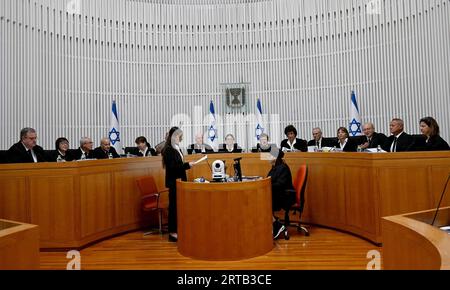 Jérusalem, Israël. 12 septembre 2023. La présidente de la Cour suprême Esther Hayut et les quinze juges se réunissent pour entendre les requêtes contre la norme de raisonnabilité à la haute Cour de Jérusalem, le mardi 12 septembre 2023. Photo de Debbie Hill/ crédit : UPI/Alamy Live News Banque D'Images