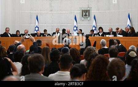 Jérusalem, Israël. 12 septembre 2023. La présidente de la Cour suprême Esther Hayut et les quinze juges se réunissent pour entendre les requêtes contre la norme de raisonnabilité à la haute Cour de Jérusalem, le mardi 12 septembre 2023. Photo de Debbie Hill/ crédit : UPI/Alamy Live News Banque D'Images