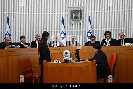 Jérusalem, Israël. 12 septembre 2023. La présidente de la Cour suprême Esther Hayut et les quinze juges se réunissent pour entendre les requêtes contre la norme de raisonnabilité à la haute Cour de Jérusalem, le mardi 12 septembre 2023. Photo de Debbie Hill/ crédit : UPI/Alamy Live News Banque D'Images