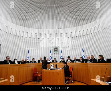 Jérusalem, Israël. 12 septembre 2023. La présidente de la Cour suprême Esther Hayut et les quinze juges se réunissent pour entendre les requêtes contre la norme de raisonnabilité à la haute Cour de Jérusalem, le mardi 12 septembre 2023. Photo de Debbie Hill/ crédit : UPI/Alamy Live News Banque D'Images