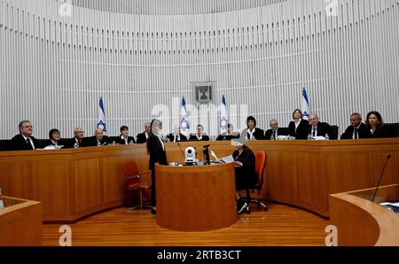 Jérusalem, Israël. 12 septembre 2023. La présidente de la Cour suprême Esther Hayut et les quinze juges se réunissent pour entendre les requêtes contre la norme de raisonnabilité à la haute Cour de Jérusalem, le mardi 12 septembre 2023. Photo de Debbie Hill/ crédit : UPI/Alamy Live News Banque D'Images