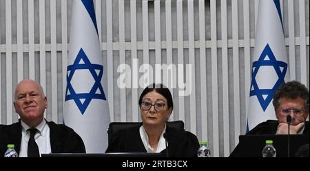 Jérusalem, Israël. 12 septembre 2023. La présidente de la Cour suprême Esther Hayut et les quinze juges se réunissent pour entendre les requêtes contre la norme de raisonnabilité à la haute Cour de Jérusalem, le mardi 12 septembre 2023. Photo de Debbie Hill/ crédit : UPI/Alamy Live News Banque D'Images