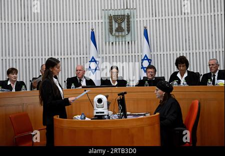 Jérusalem, Israël. 12 septembre 2023. La présidente de la Cour suprême Esther Hayut et les quinze juges se réunissent pour entendre les requêtes contre la norme de raisonnabilité à la haute Cour de Jérusalem, le mardi 12 septembre 2023. Photo de Debbie Hill/ crédit : UPI/Alamy Live News Banque D'Images