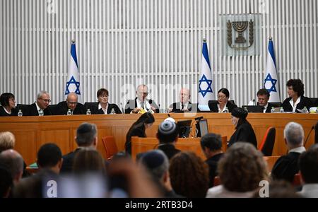 Jérusalem, Israël. 12 septembre 2023. La présidente de la Cour suprême Esther Hayut et les quinze juges se réunissent pour entendre les requêtes contre la norme de raisonnabilité à la haute Cour de Jérusalem, le mardi 12 septembre 2023. Photo de Debbie Hill/ crédit : UPI/Alamy Live News Banque D'Images