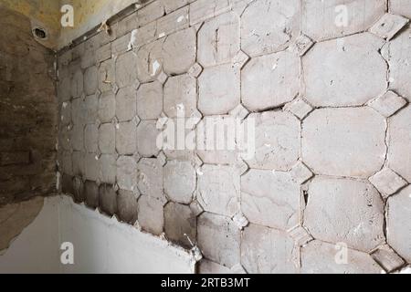vieux mur de cuisine après avoir enlevé les carreaux historiques, rénovation de carreaux - Banque D'Images