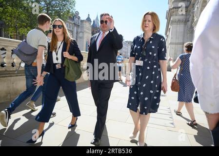 Harry Cole (rédacteur politique du Sun) et Sam Lister (rédacteur politique du Daily Express) à Whitehall en direction de Downing Street, août 2023 Banque D'Images