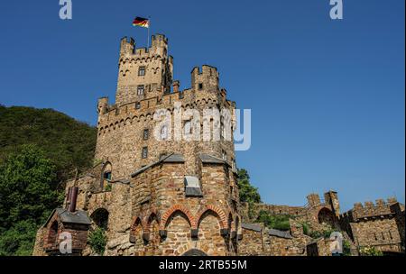 Château de Sooneck, vue sur le château principal avec un drapeau ondulant sur le donjon, Niederheimbach, Haut Haut Rhin moyen, Rhénanie-Palatinat, Allemagne Banque D'Images