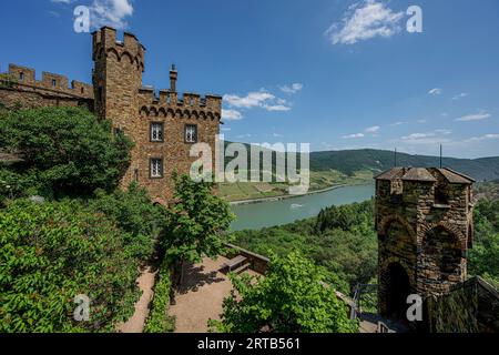 Château de Sooneck, vue sur la cour extérieure et un bateau de plaisance sur le Rhin, Niederheimbach, Haut Rhin moyen vallée, Rhénanie-Palatinat, Allemagne Banque D'Images